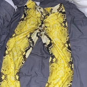 Lici fit leggings size small butt scrunch with v cut waist